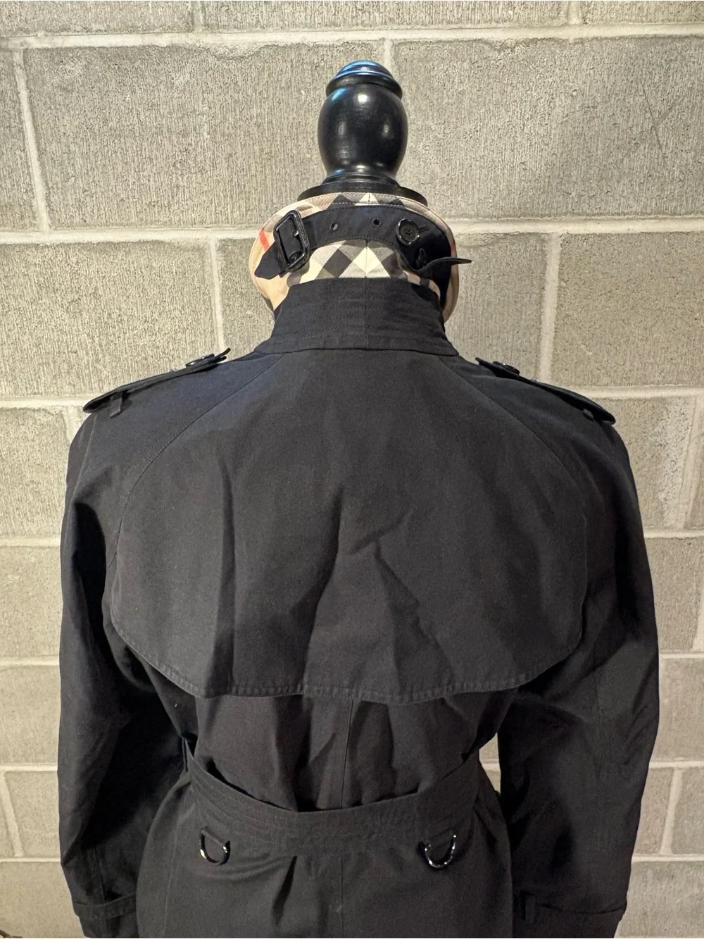 Burberry Westminster trench coat. - Picture 9 of 16